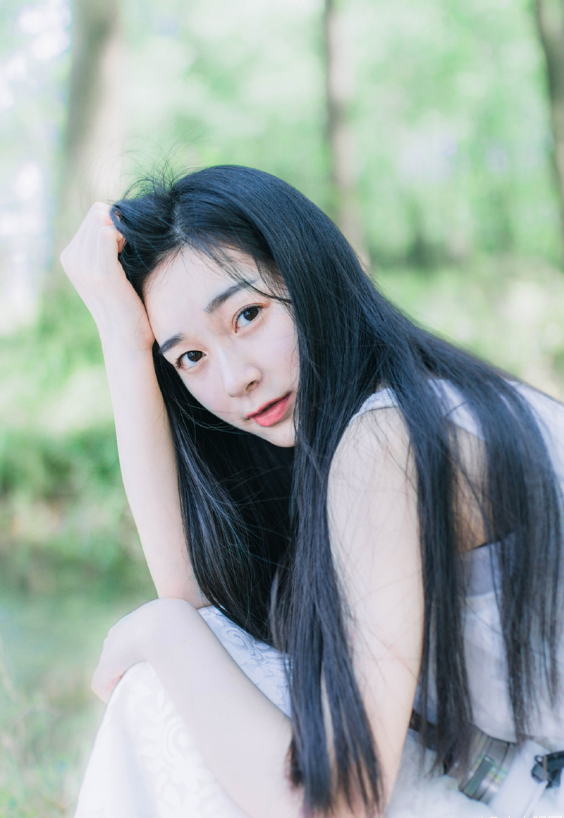 “噗~”冰冷的剑锋狠狠一拉，割断了咽喉，尸体伴随着飞溅的鲜血缓缓倒下，青石地面很快被鲜血染红了一片。